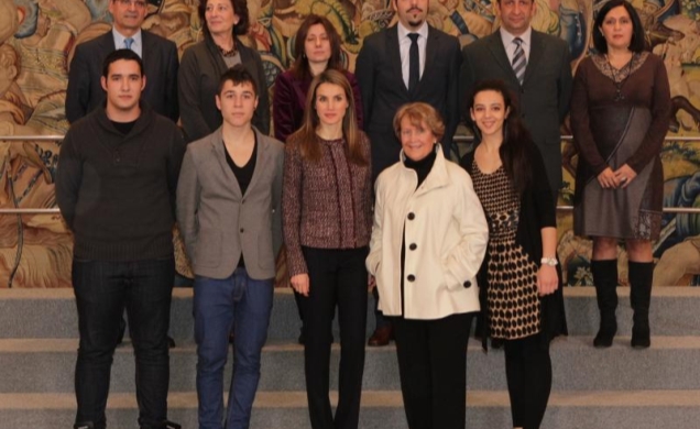 Doña Letizia junto a una representación de la Asociación Semilla para la Integración Social